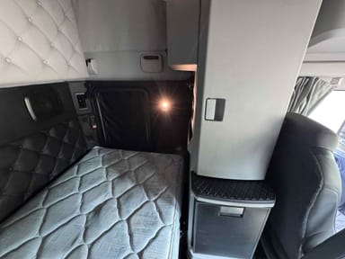 2022 Kenworth T680 19