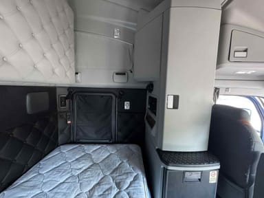 2022 Kenworth T680 21