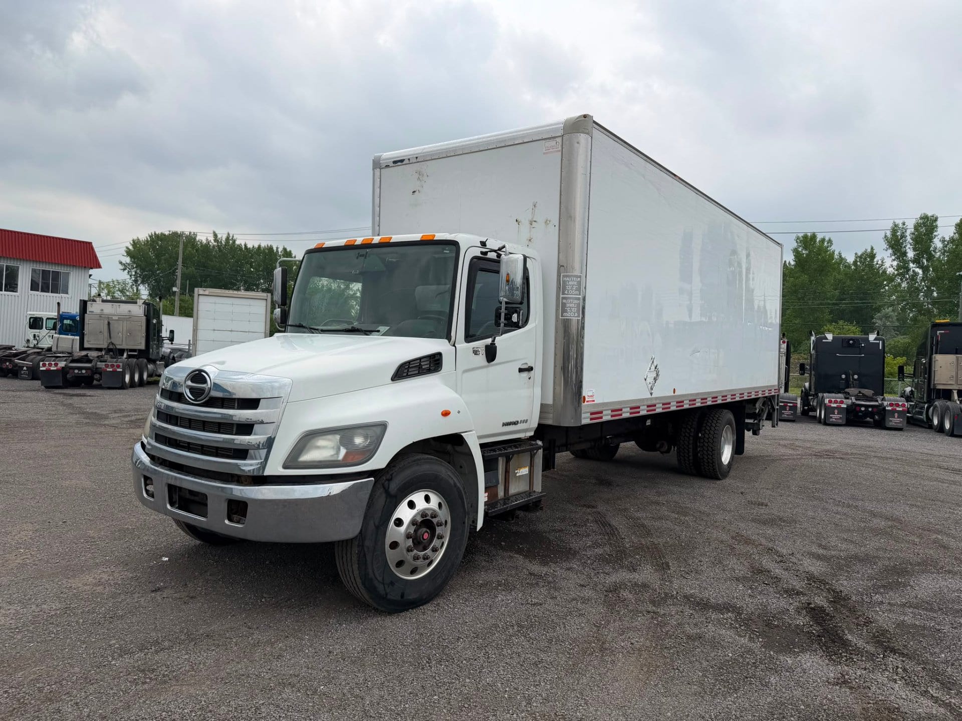 2017 Hino 338 26 PIEDS TAILGATE